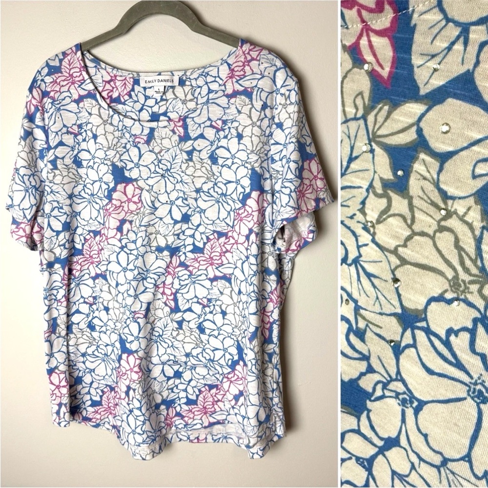 Emily Daniels Top Size Large Short Sleeves Bling Front Floral Stretch Blue White